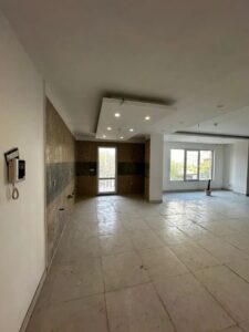 واحد ۱۱۰ در لوکیشن شهرکی و نزدیک یه ساحل در رامسر