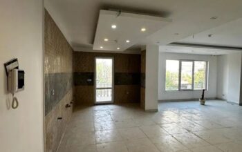 واحد ۱۱۰ در لوکیشن شهرکی و نزدیک یه ساحل در رامسر