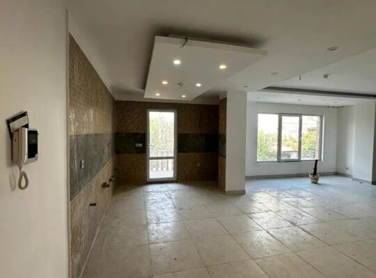 واحد ۱۱۰ در لوکیشن شهرکی و نزدیک یه ساحل در رامسر