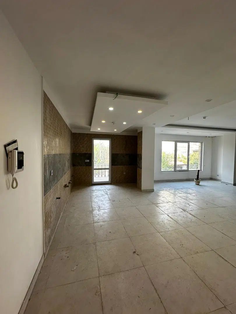 واحد ۱۱۰ در لوکیشن شهرکی و نزدیک یه ساحل در رامسر