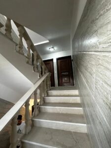 واحد ۱۱۰ در لوکیشن شهرکی و نزدیک یه ساحل در رامسر