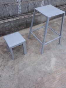 دوعدد چهار پایه آهنی