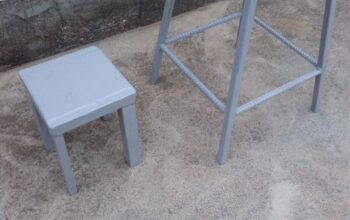 دوعدد چهار پایه آهنی