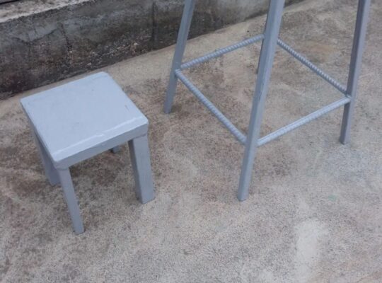 دوعدد چهار پایه آهنی